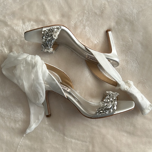 New Badgley Mischka Bobbie Bow Strap White Satin Crystal Heels Size 6 - Picture 6 of 10